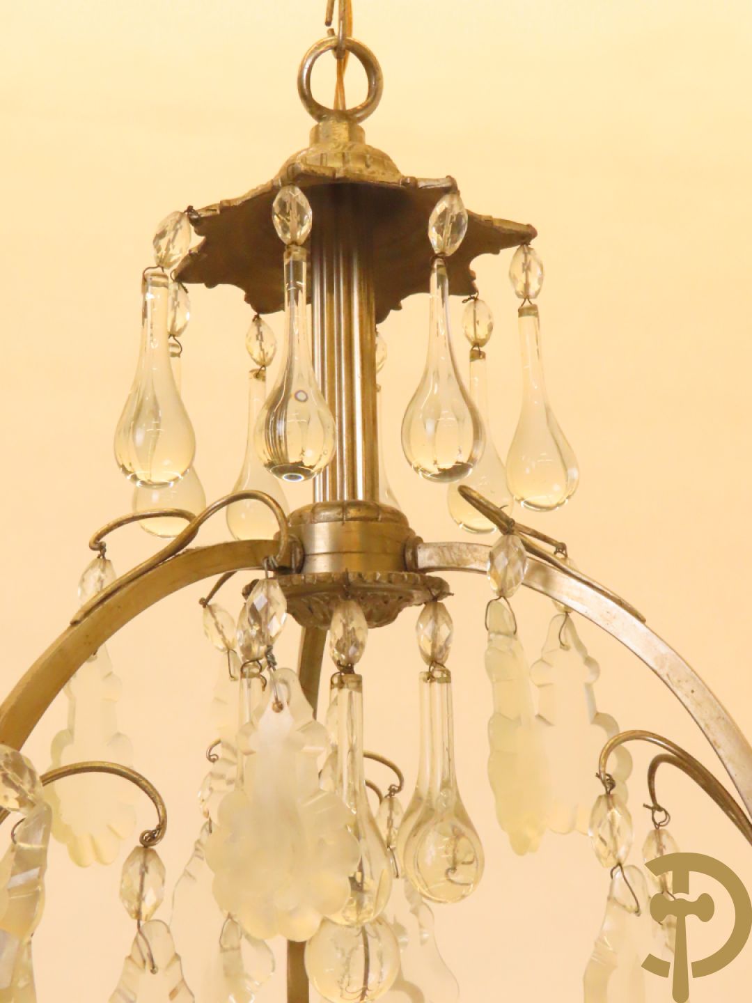 Franse chrome luchter met  9 lichtpunten bezet met tranenbellen en plakettes