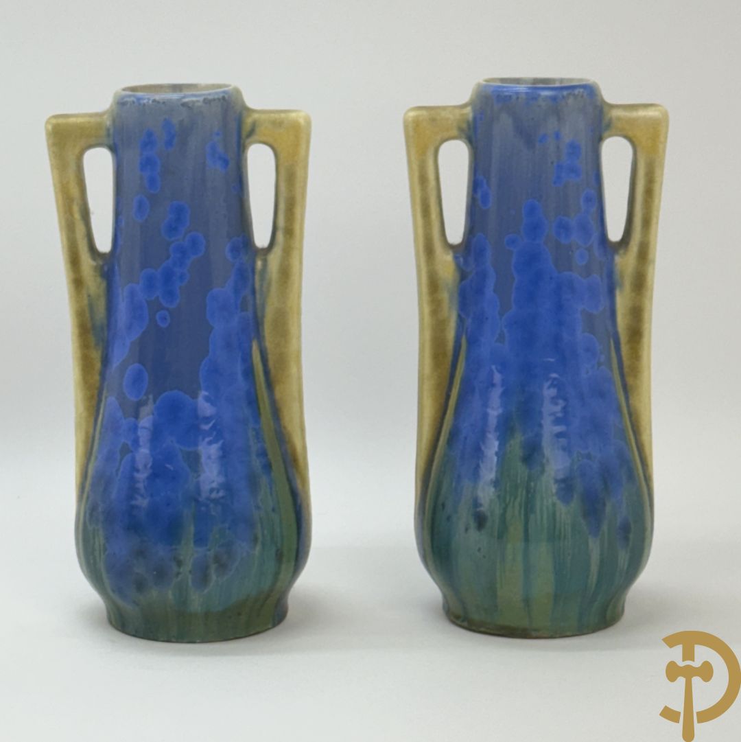 Paar Art deco vazen in meerkleurige keramiek, Pierrefonds (Oise streek), onderaan getekend V H