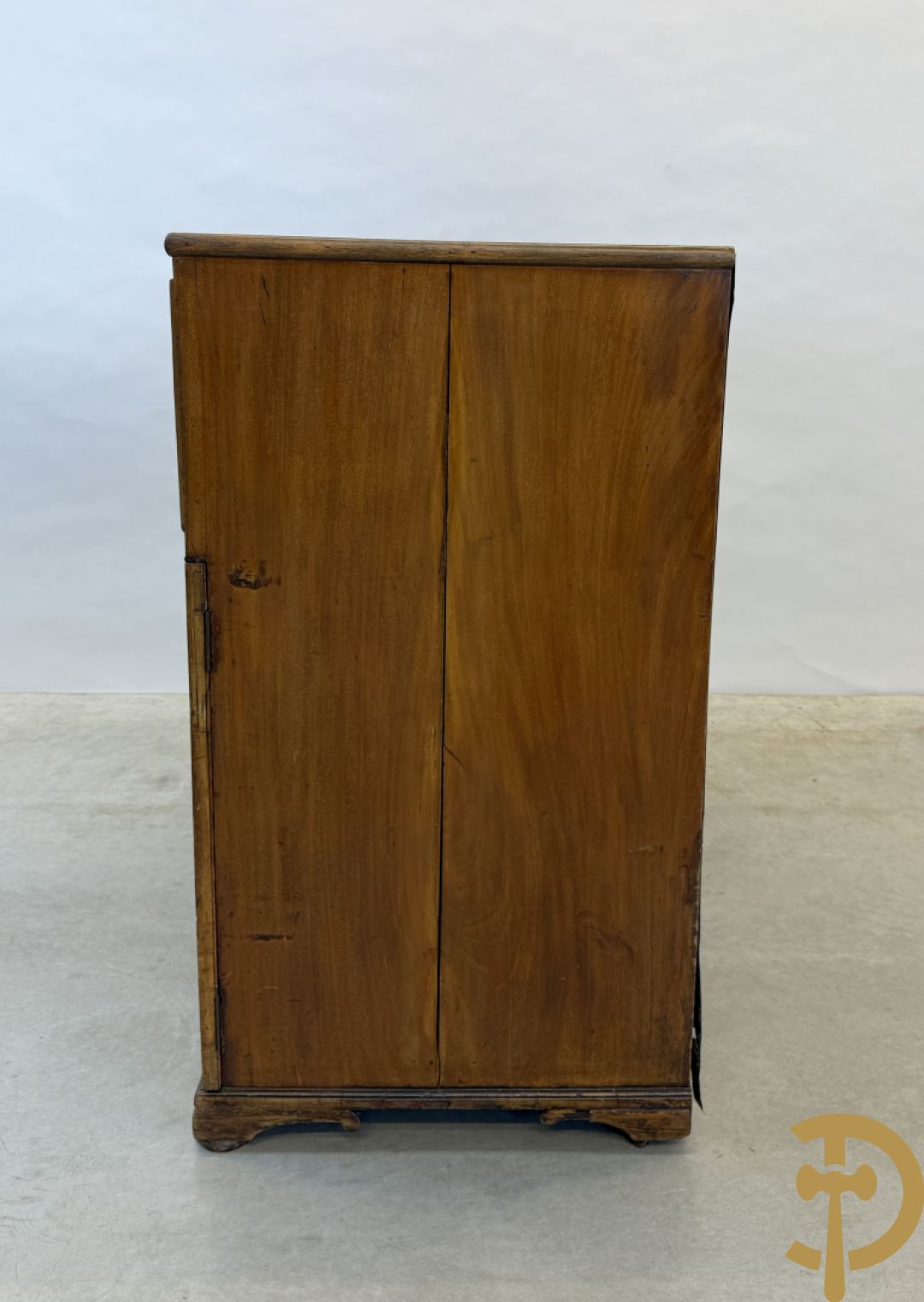 Engelse mahoniehouten tweedeursdresse met ingebouwde secretaire bovenaan