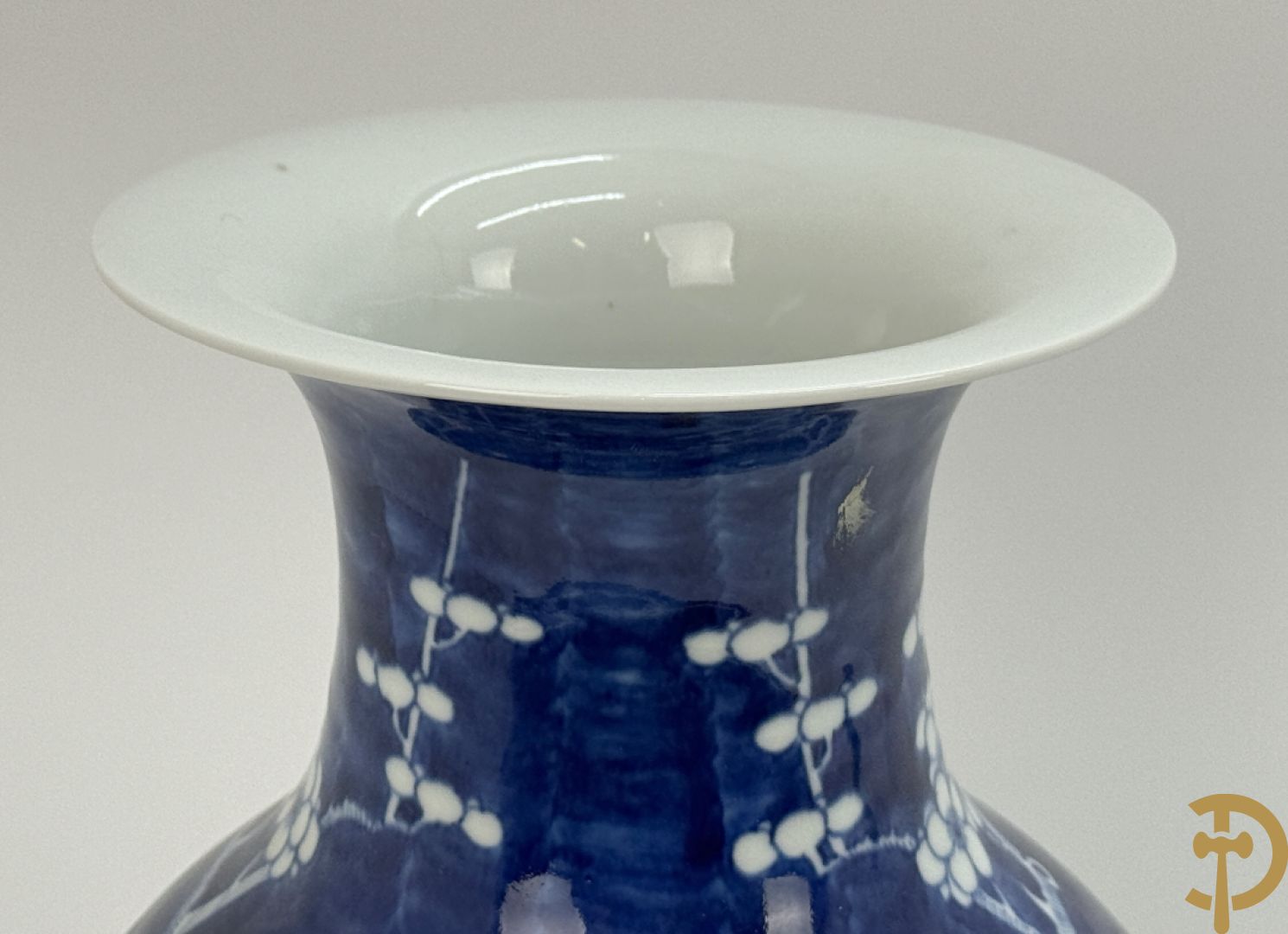 Chinese porseleinen blauw/wit vaas met decor van bloemen op tak