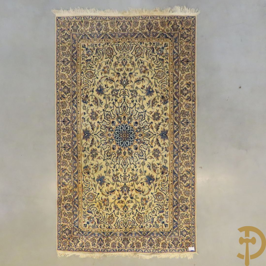 Oosters handgekonoopt tapijt Nain