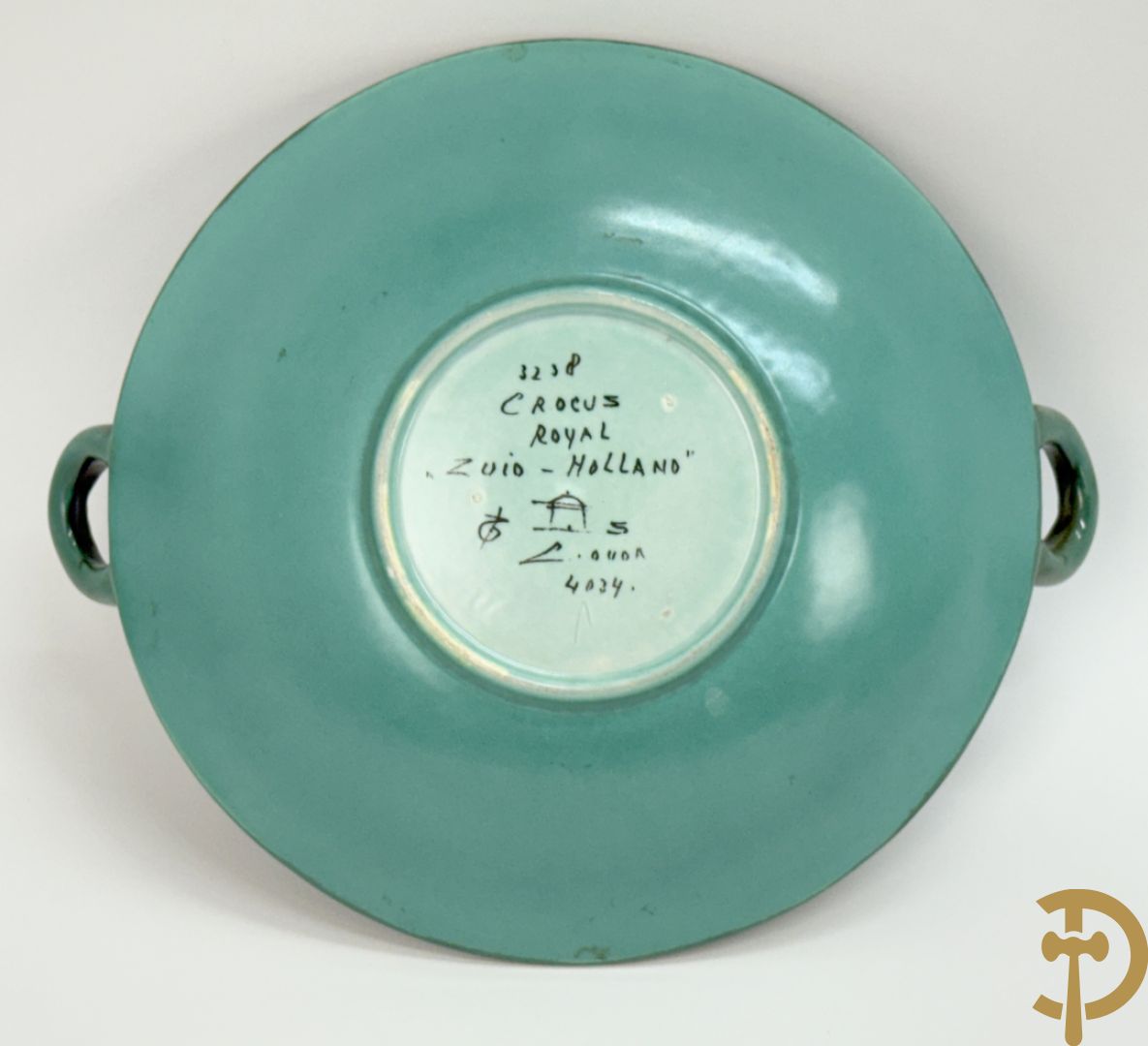 Drie borden in meerkleurige Gouda faience + kandelaar in Gouda faience + 2 vazen in Gouda + bonbonnière Gouda + vaasje Bergen