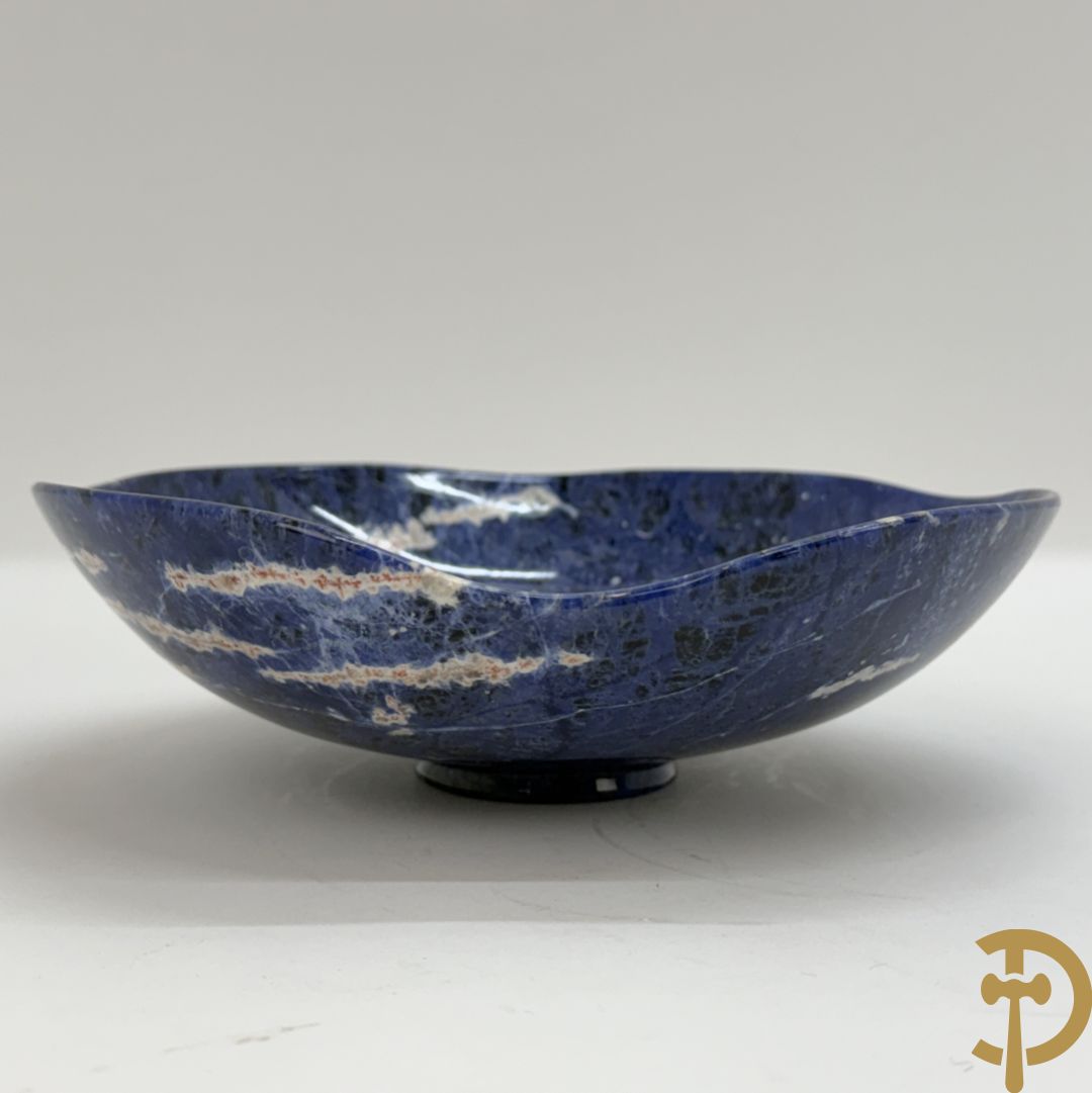 Wolf Helmut (getekend onderaan) Gepolierde schaal/bowl van blauw/wit sodaliet met golvende rand onder getekend WOLF H. (Steinbildhauer, Edelsteingestalter, aus Kirschweiler, Idar-Oberstein),