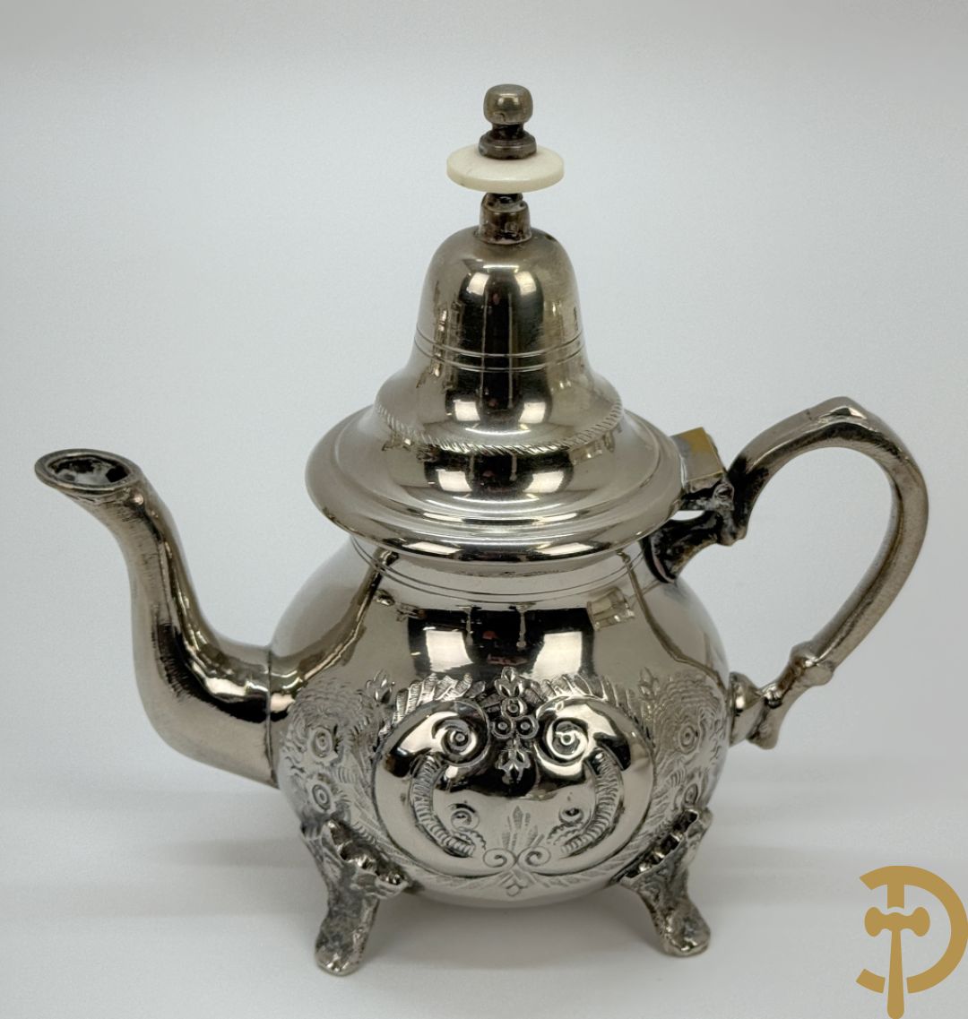 Engels verzilverd koffie- en theeset + verzilverde koekjesschaal + 2 verzilverde coupes + 2 verzilverde kandelaars + verzilverd kannetje