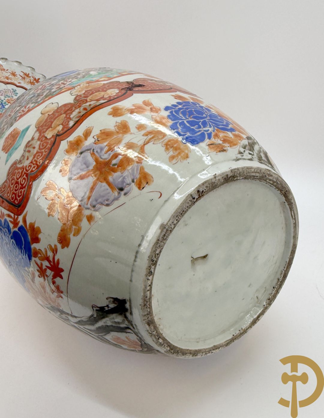 Paar Japanse porseleinen waaiervazen met bloemen en geanimeerd decor