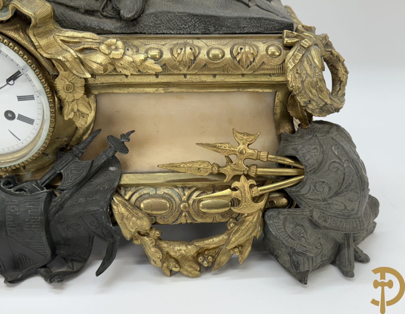 Zamak schouwstuk klok met ridder en Louis XVI motieven bezet