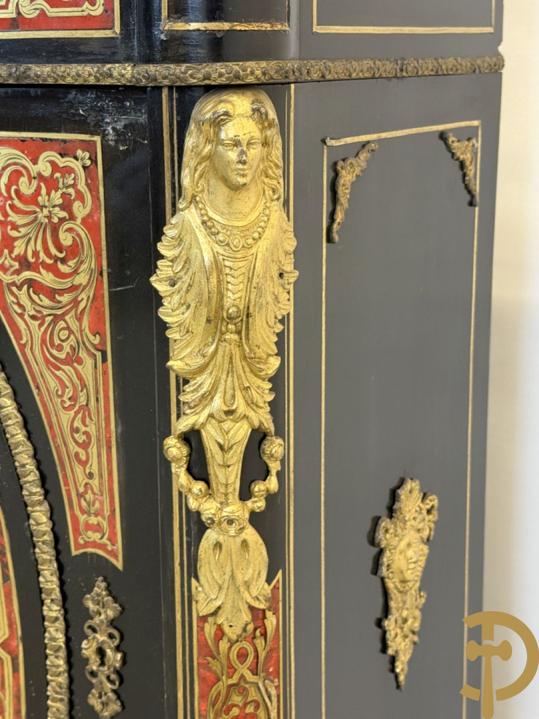 Napoleon III tweedeursdresse bezet met bronzen ornamenten van dameshoofden - paar ovale medaillons in de deuren, alles bezet met Boulle techniek - bovenaan met marmeren blad