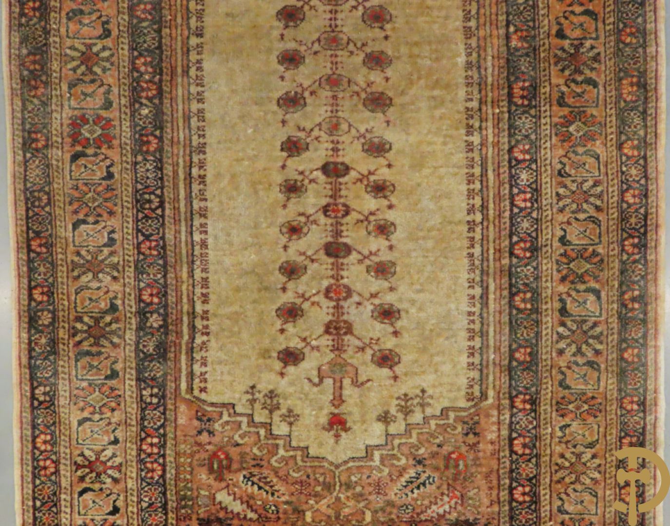 Oosters handgeknoopt zijden tapijt