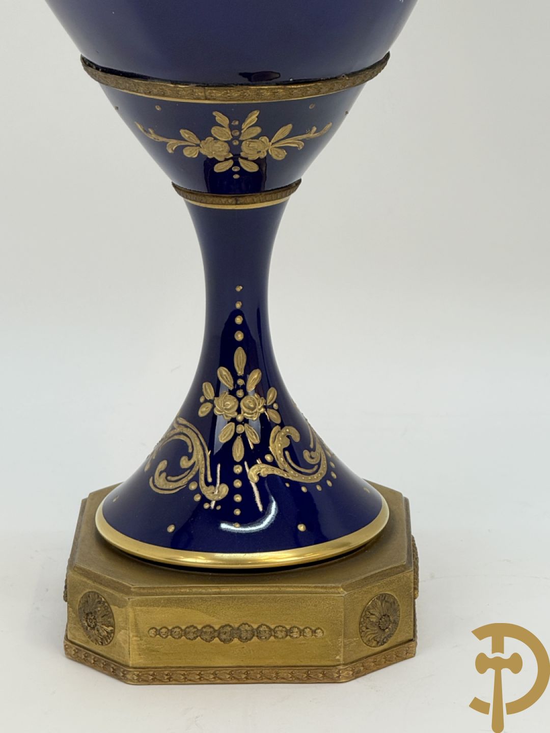 Paar Sèvres stijl vazen met bronzen oren en éénzijdig decor van cupido