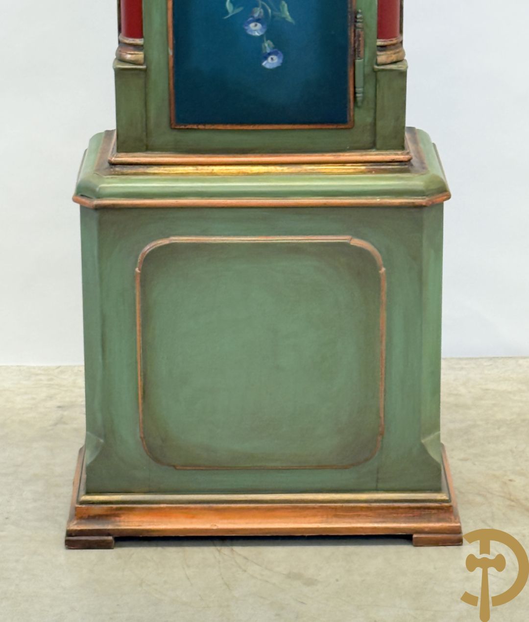 Beschilderde Engelse mahoniehouten grootvadersklok - deur met bloementafereel, getekend G. Peters Flensburg