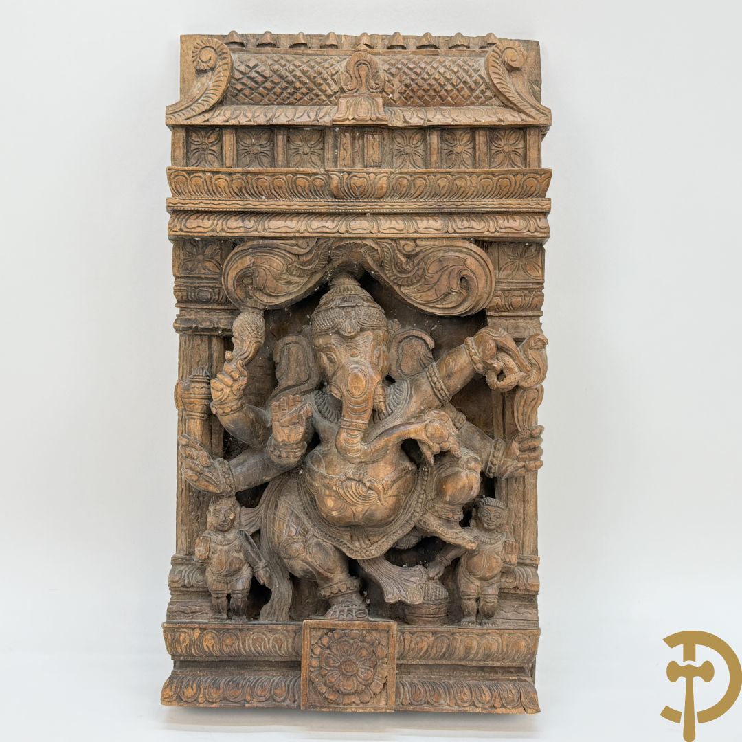 Houtgesculpteerd Aziatisch basrelief van ganesha
