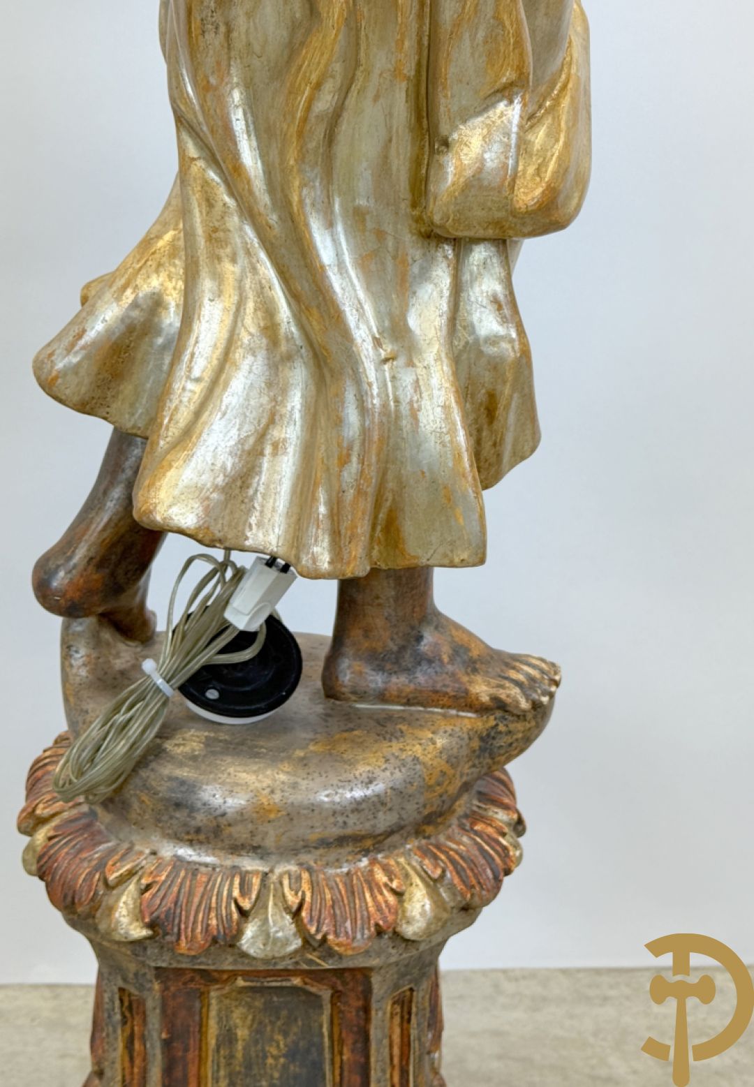 Paar gepolychromeerde dames op sokkel, bekroond met achtarmige kandelaar met lichtpunten en bellen, Italiaans, jaren 