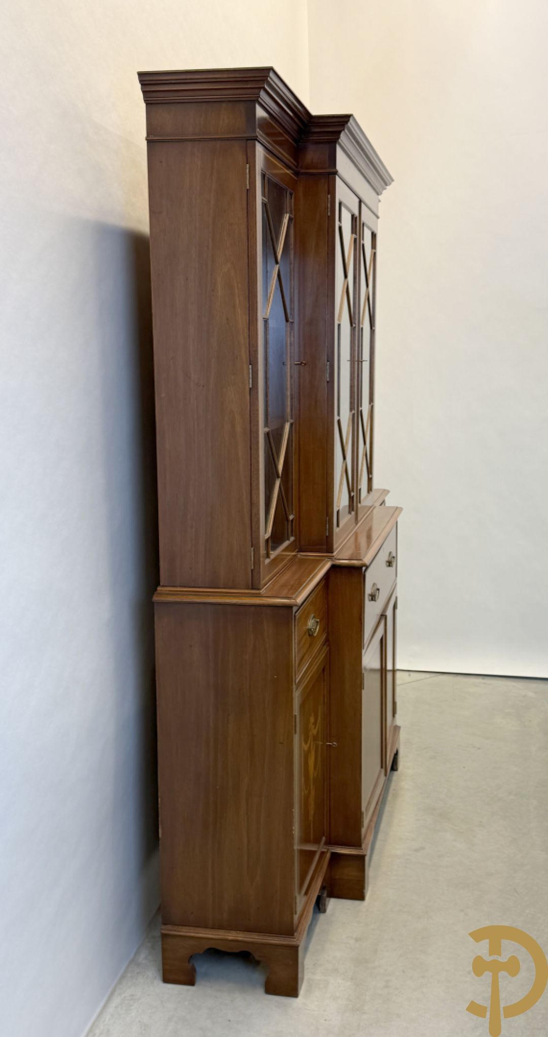 Notelaren Engelse stijl breakfront met ingebouwde secretaire, bovenaan met vitrine en decor van amfoorvazen op de deuren