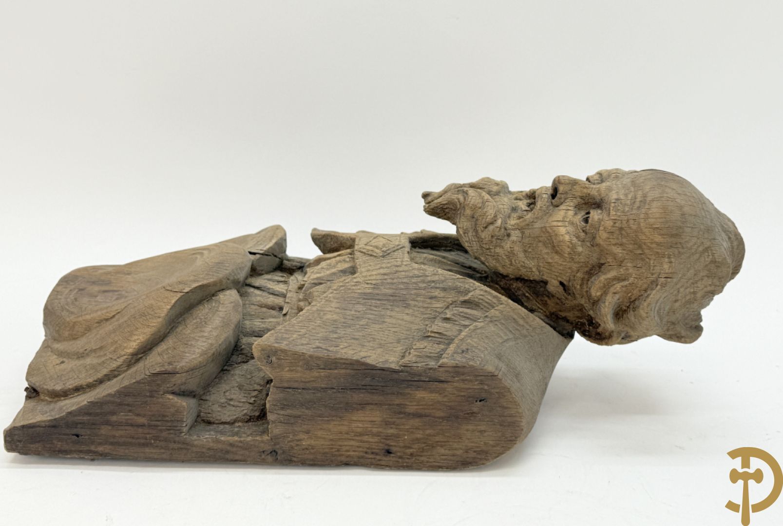 Houtgesculpteerd eiken basrelief karakterkop van man met baard + terra cotta karakterkop van man met baard, achteraan gemerkt Buster 