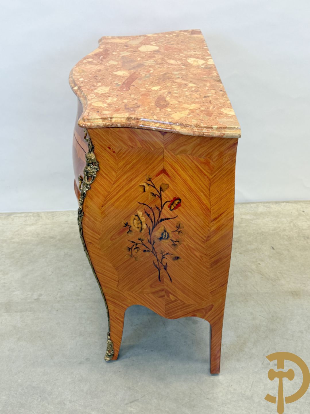 Notelaren gegalbeerde drieladencommode met bloemenmarketterie en marmeren blad