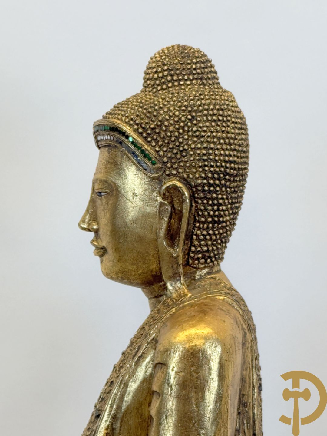 Vergulde houtgesculpteerde staande boedha bezet met spiegeltjes, op sokkel