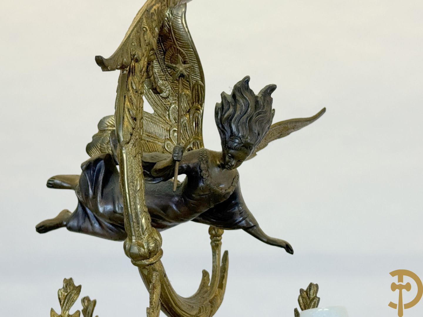 Koperen twaalfarmige luchter bezet met fee