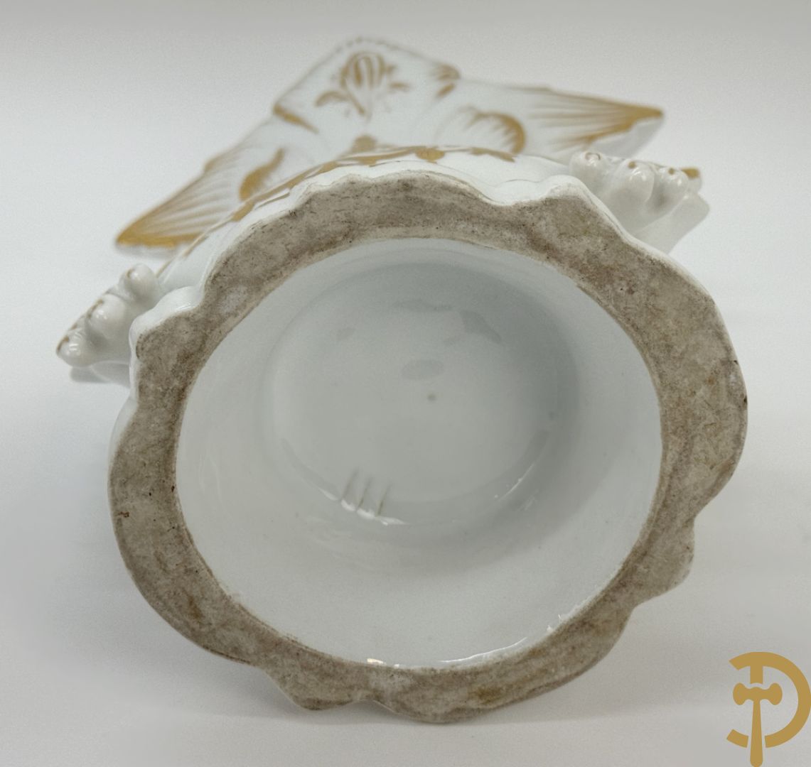 Paar Vieux Bruxelles cornetvazen met religieuse symboliek + grote tas op onderschaal + amfoorvaas