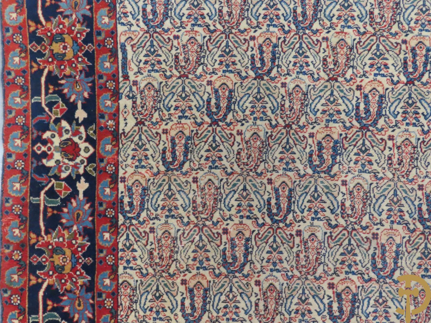 Antiek handgeknoopt tapijt met cashmeremotieven en florale omranding