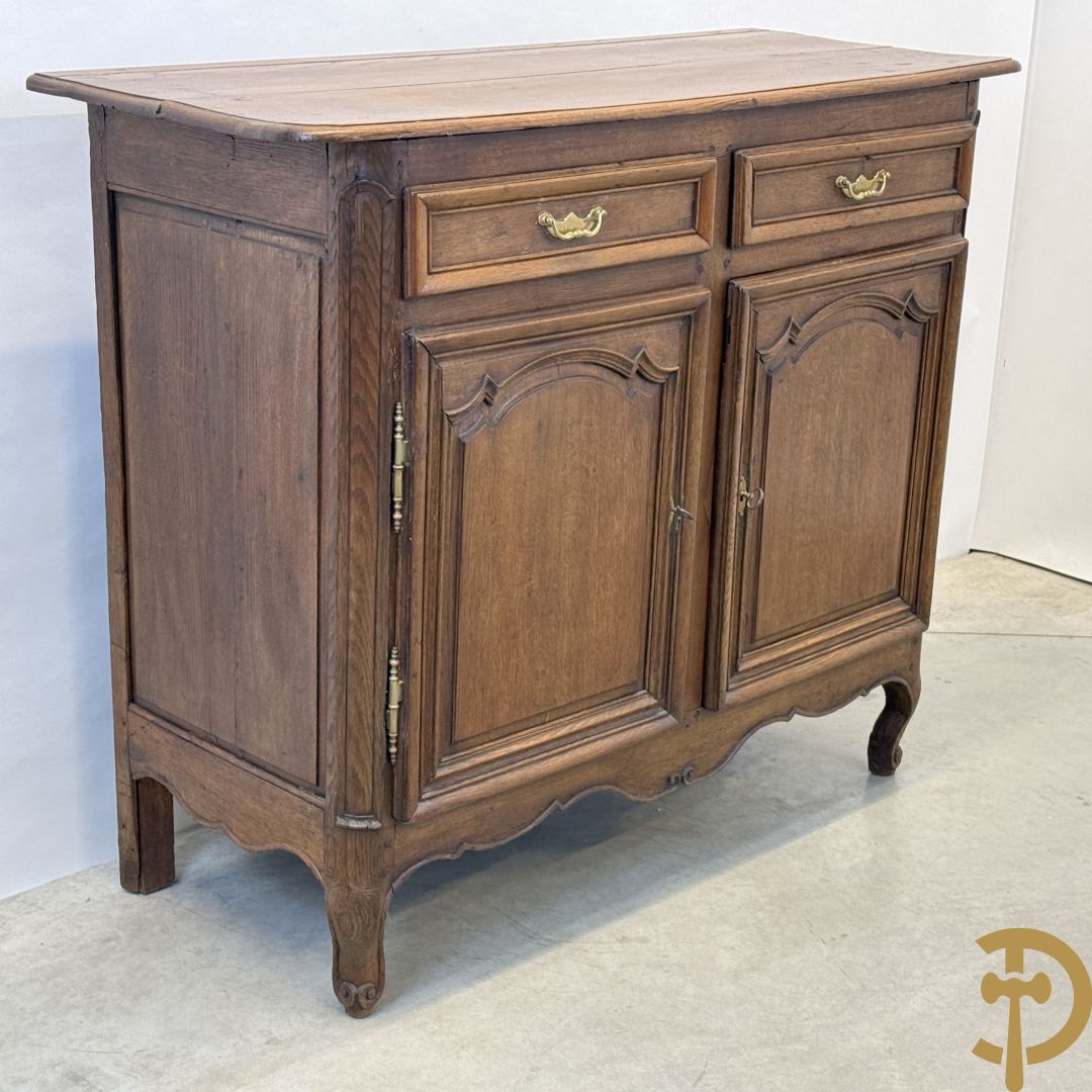 Massief eiken Vlaamse tweedeursdresse met 2 lades, afgestoken panelen en voluutvormige poten, 18e