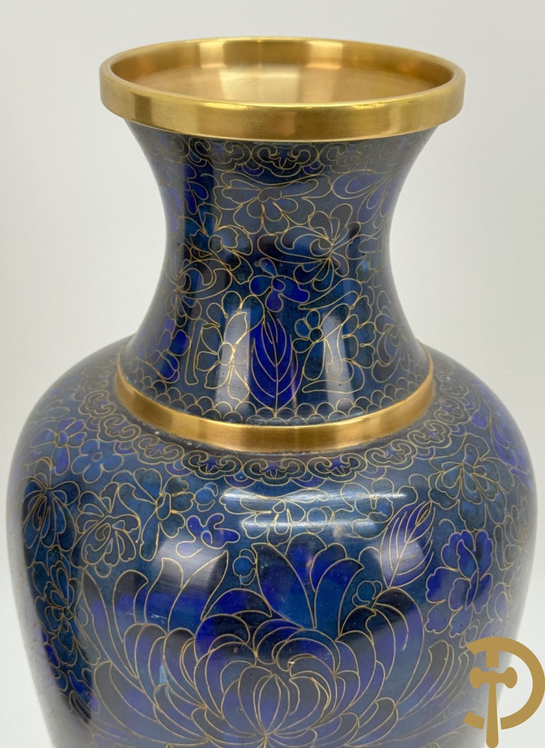 Paar blauwe cloisoné vazen met bloemendecor