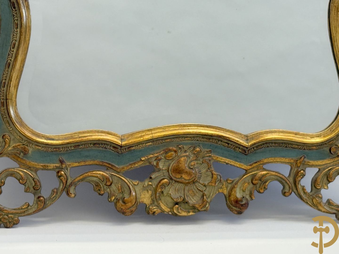 Paar vergulde spiegels met geslepen boord en rocailles, Louis XV stijl