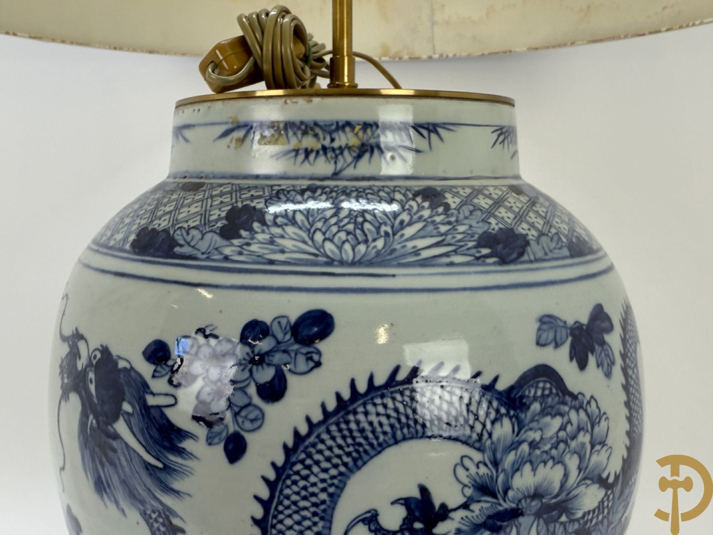 Paar Chinese blauw/witte porseleinen dekselvazen gedecoreerd met draken en bloemenmotieven, als lampadaire omgebouwd