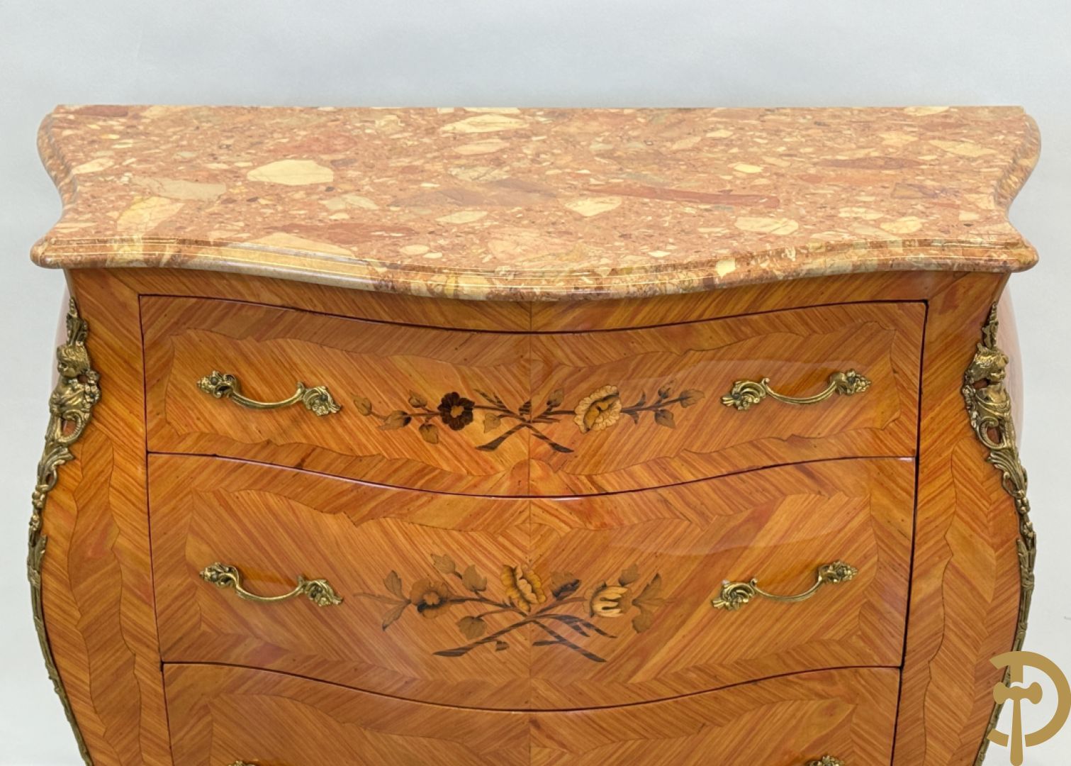 Notelaren gegalbeerde drieladencommode met bloemenmarketterie en marmeren blad