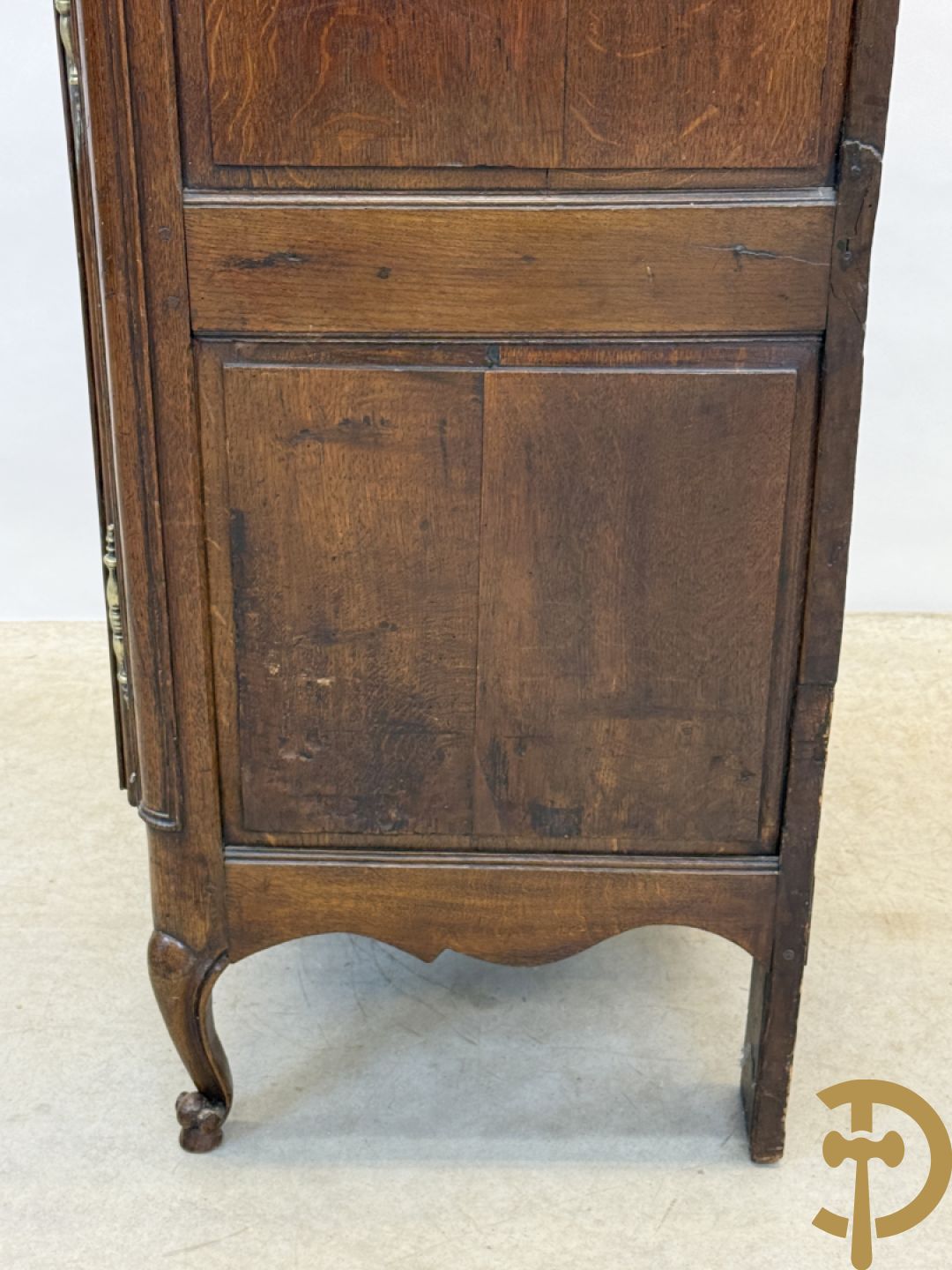 Massief eiken Franse confiturier met deur, lade, afgeronde zijkanten en voluutvormige poten