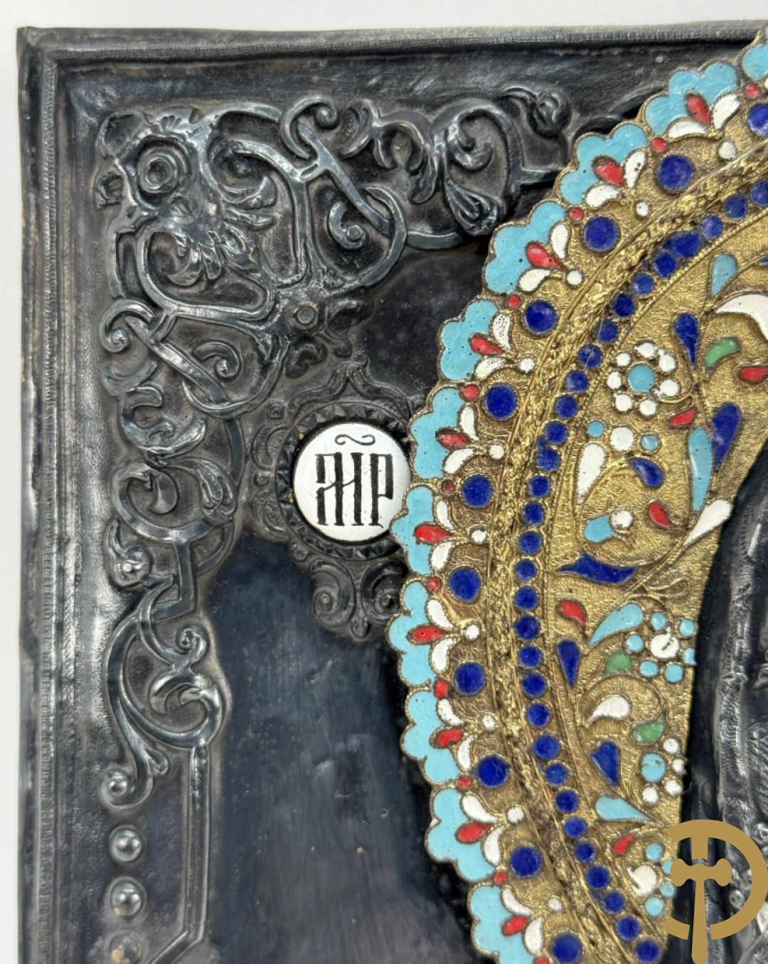 Ikoon met voorstelling van Madonna met kind en verzilverde rizza bezet met email