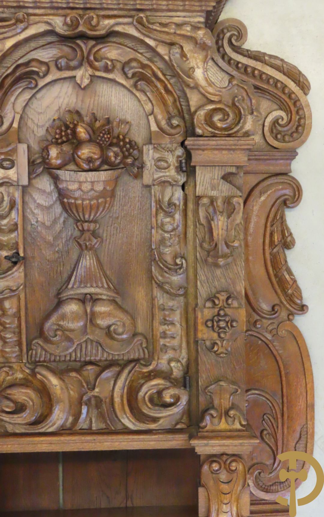 Massief eiken hangtabernakel + religieus brocaat