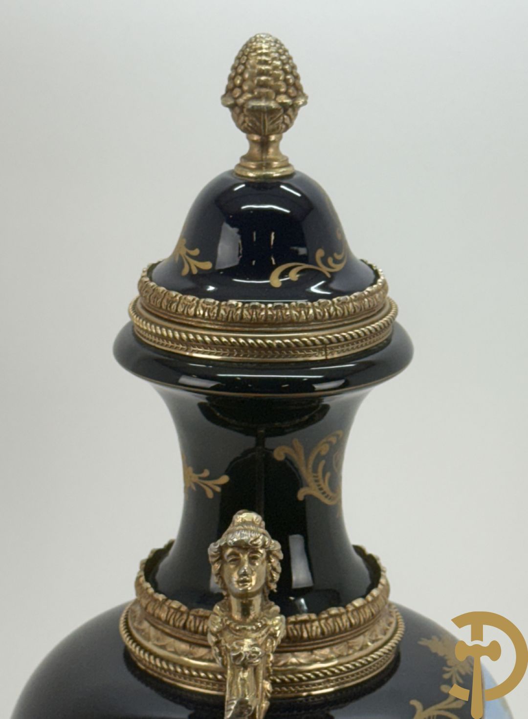 Onleesbaar getekend Sèvres stijl vaas met geanimeerd landschapsdecor en zijdelings met bronzen ornamenten bezet