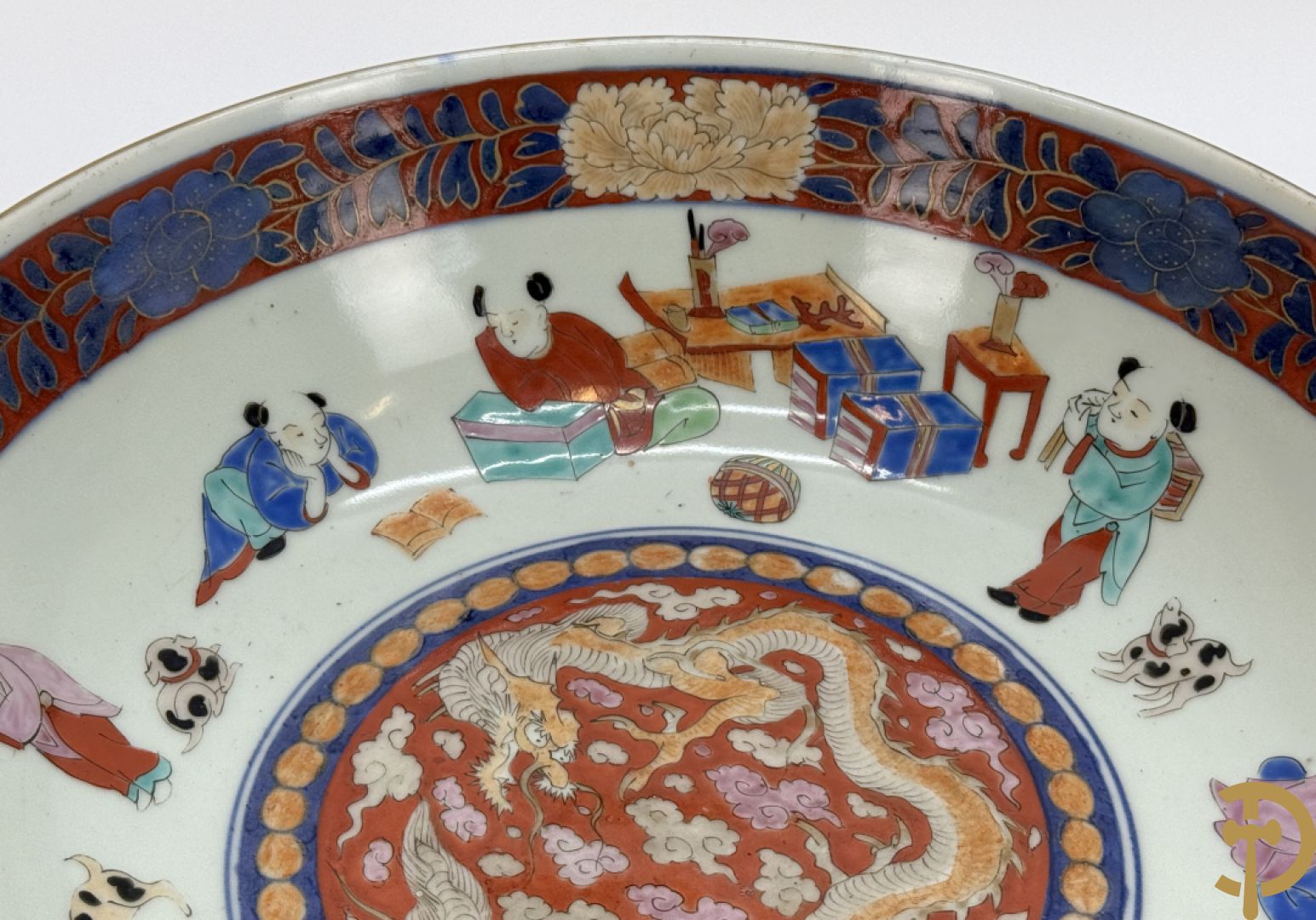 Japanse porseleinen Imari coupe met drakendecor omgeven door personages