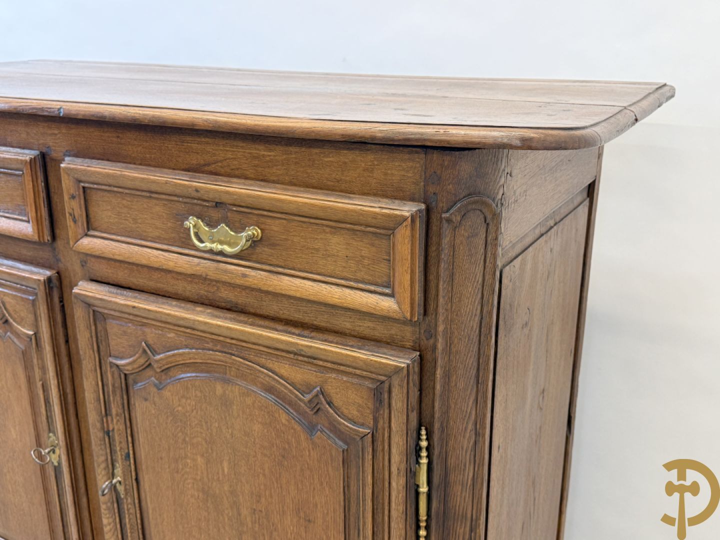 Massief eiken Vlaamse tweedeursdresse met 2 lades, afgestoken panelen en voluutvormige poten, 18e