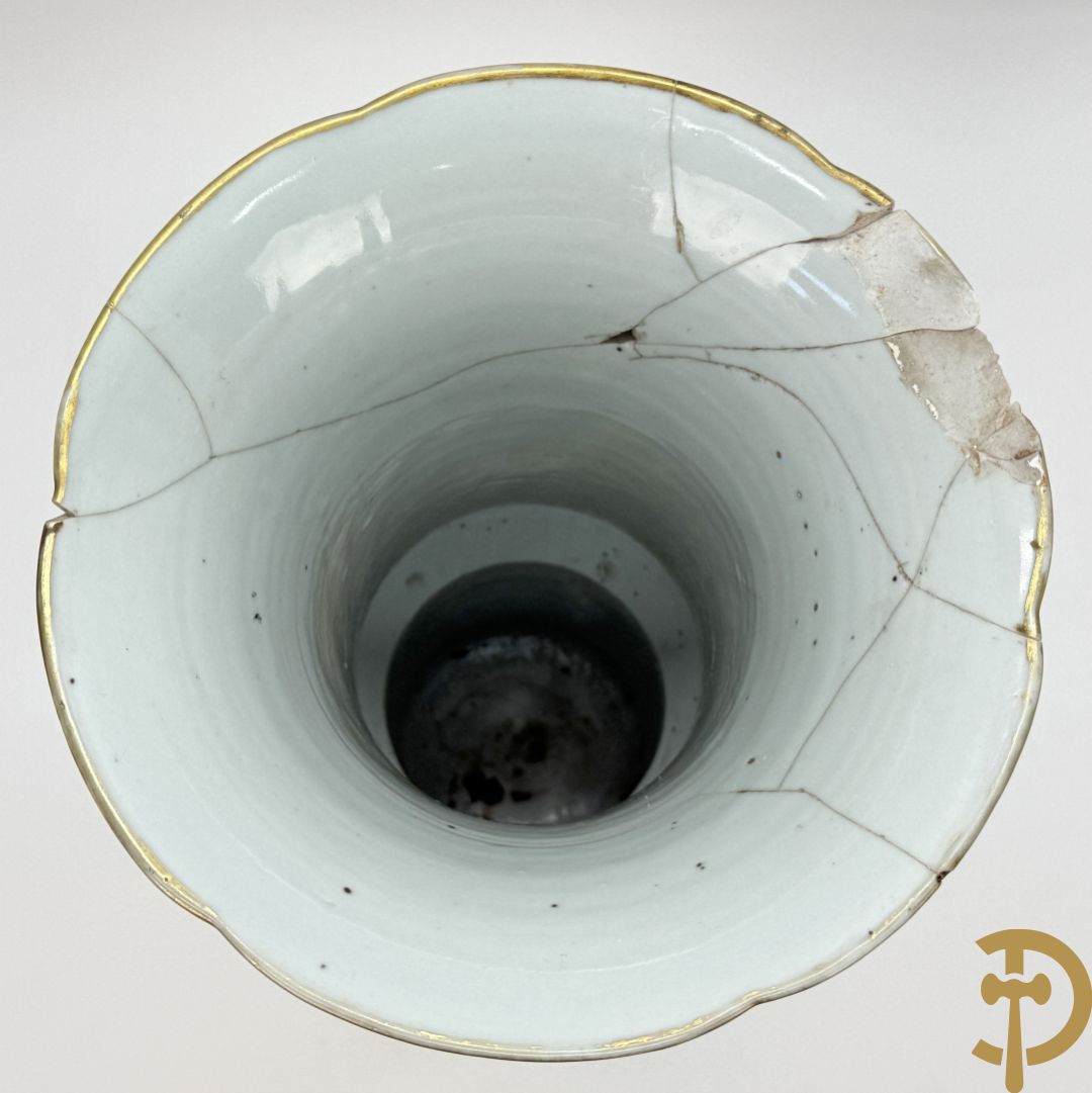 Antieke Chinese Gu vaas met geschenkendecor op zwarte fond