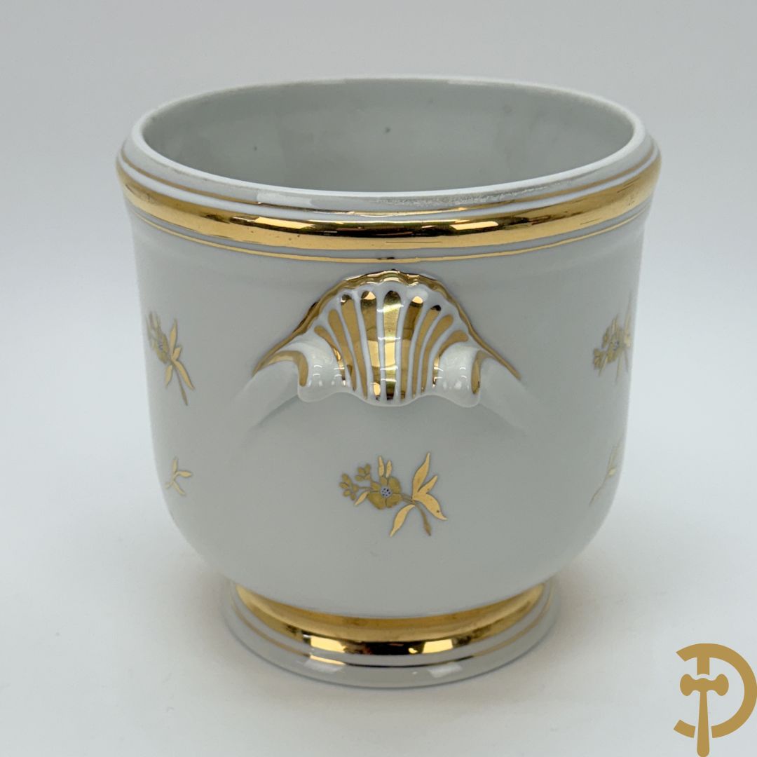 Handbeschilderde porseleinen siervaas met bloemenbeschildering en sfinxen + paar porseleinen cachepots met bloemendecor + 3 porseleinen  kopjes en schoteltjes