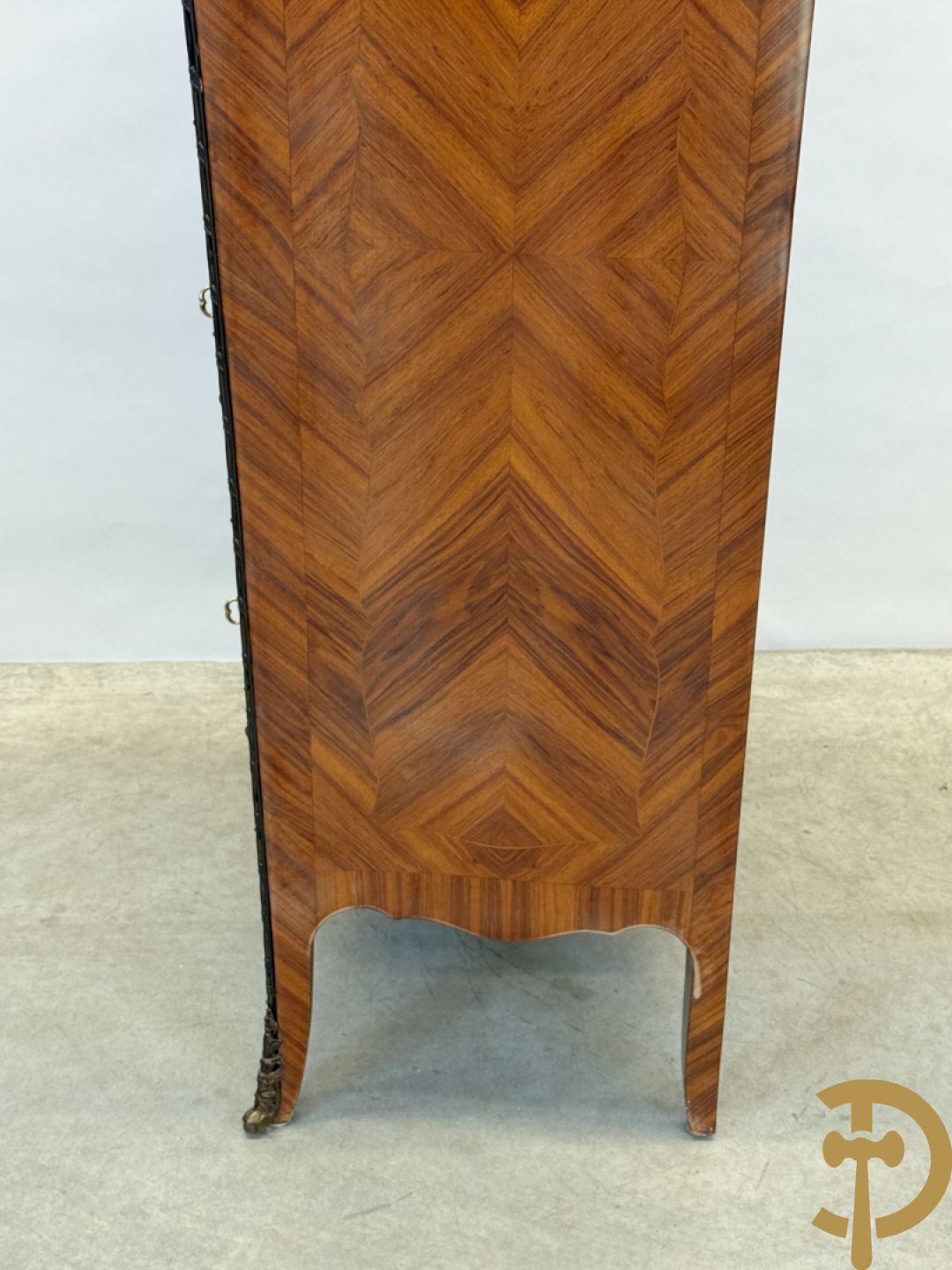 Notelaren zevenladenkast met bloemenmarquetterie en bronzen ornamenten, bovenaan met marmeren blad