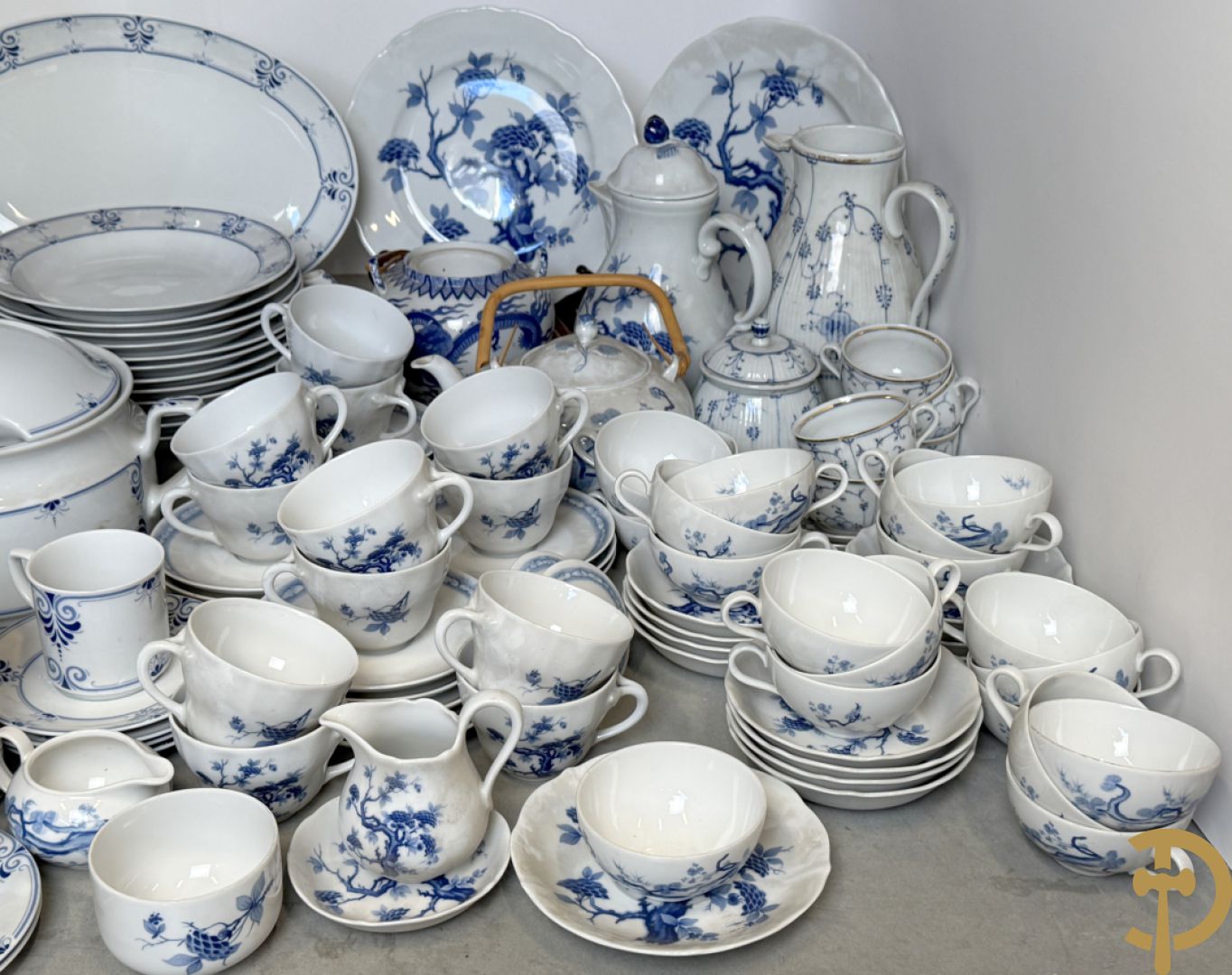 Porseleinen eet- en koffieservies, Winterling Kirchenlamitz Bavaria, met kobaltblauw decor + Porseleinen eet- en koffieservies met blauw bomendecor, Bavaria