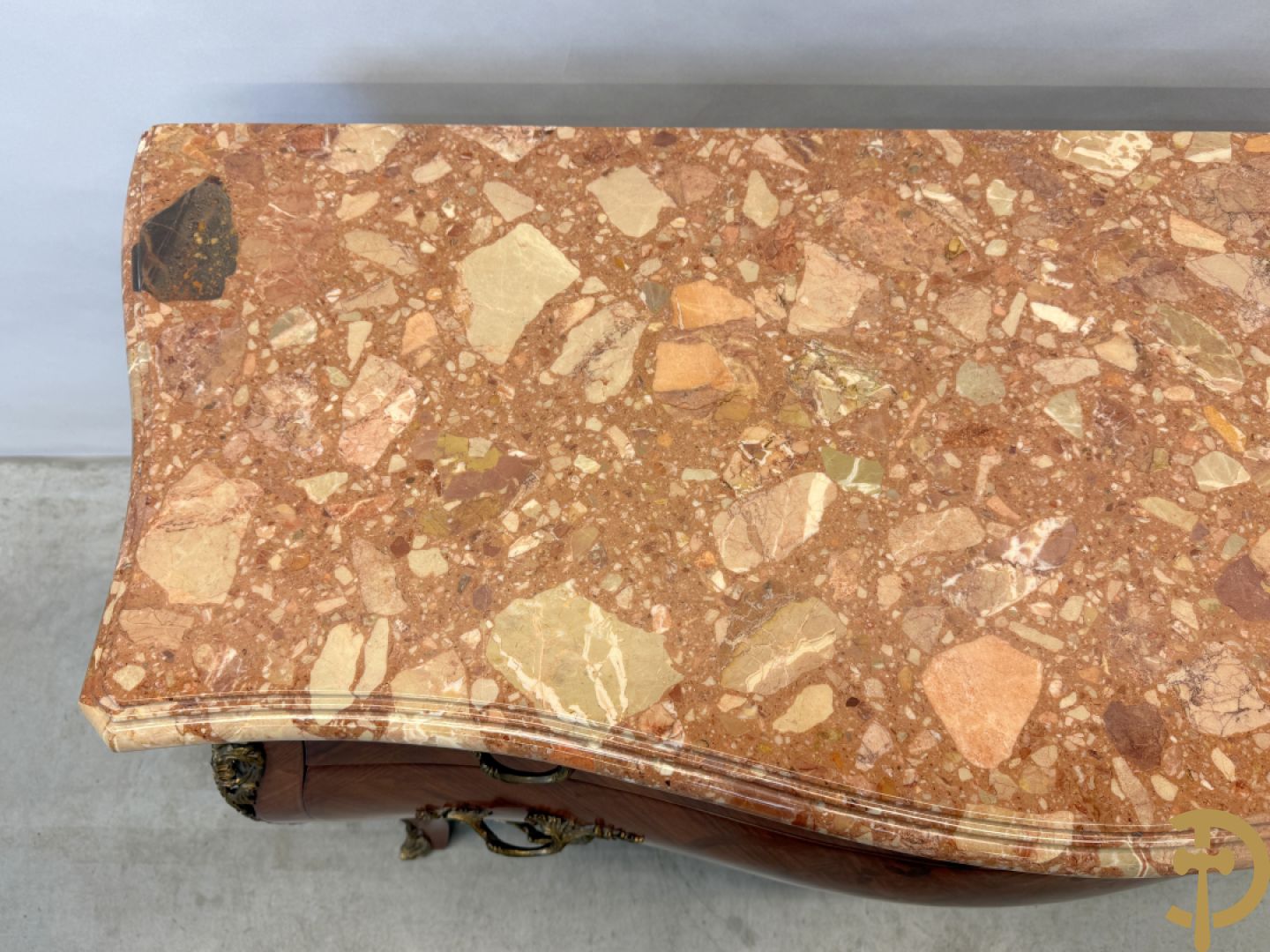 Notelaren gegalbeerde drieladencommode met bloemenmarquetterie en bezet met bronzen ornamenten, bovenaan met marmeren blad