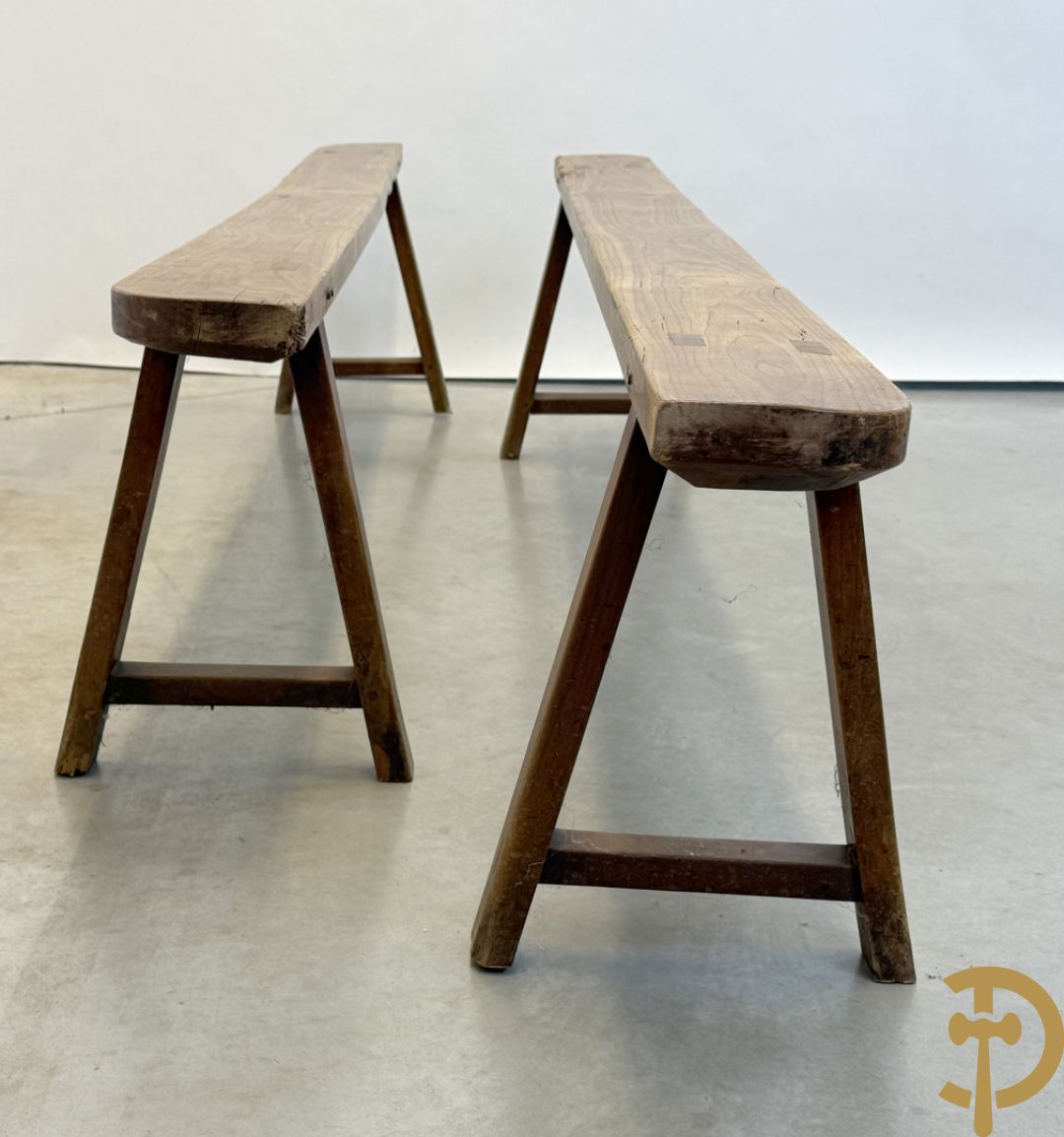 Paar lange eiken kloosterbanken