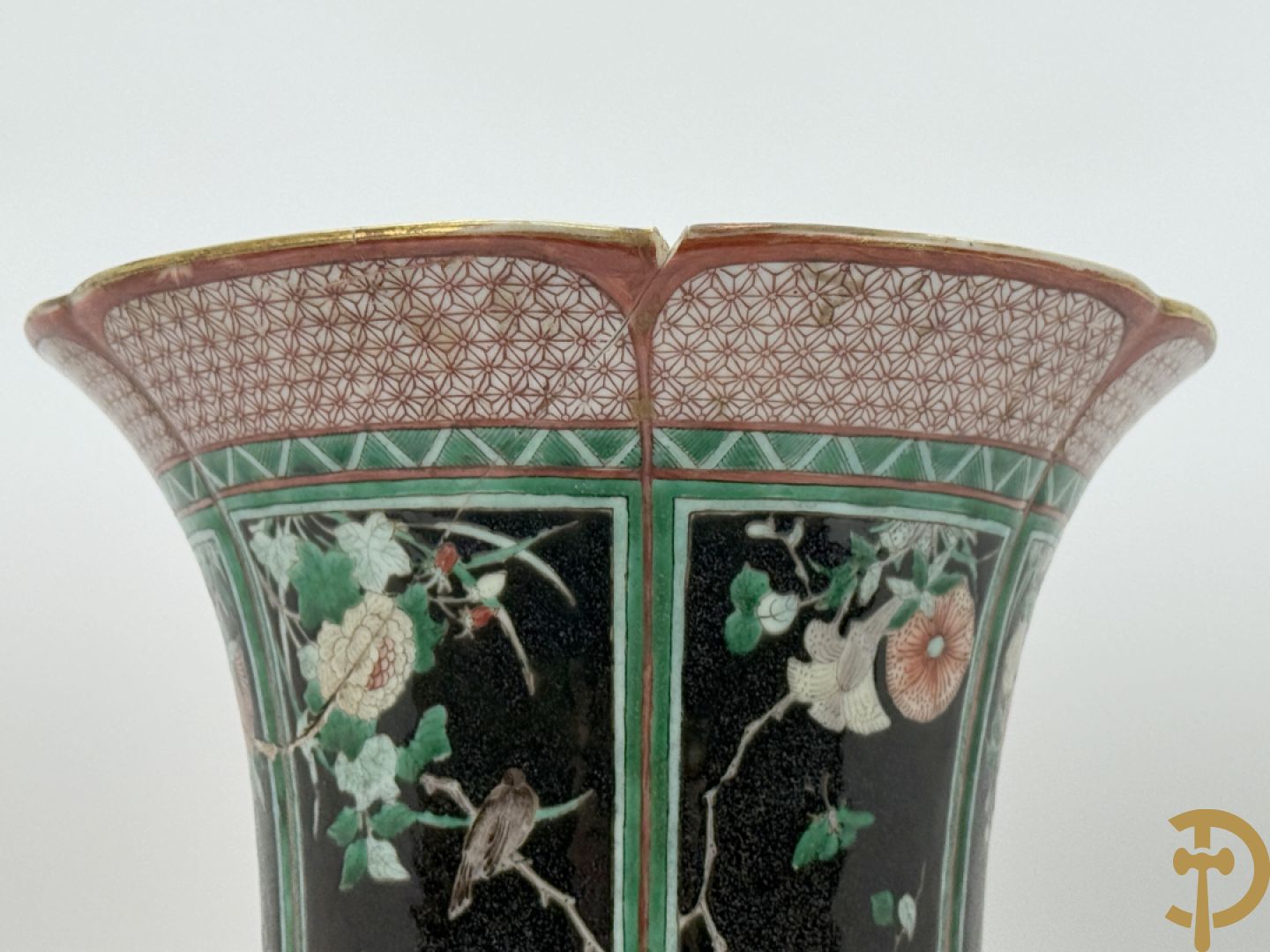 Antieke Chinese Gu vaas met geschenkendecor op zwarte fond