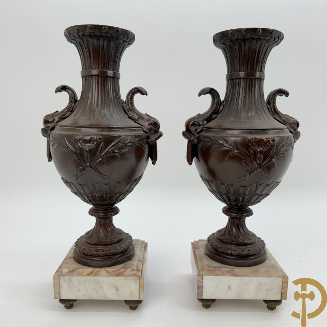 Driedelige zamak garnituur bestaande uit pendule 