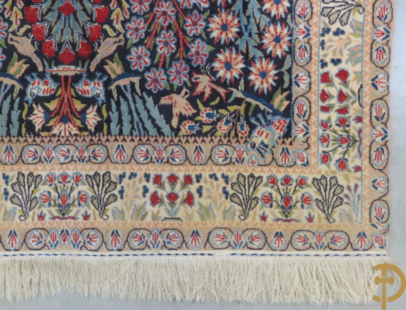 Oosters handgeknoopt tapijt Heriké met decor van amforen , bloemen en vogels