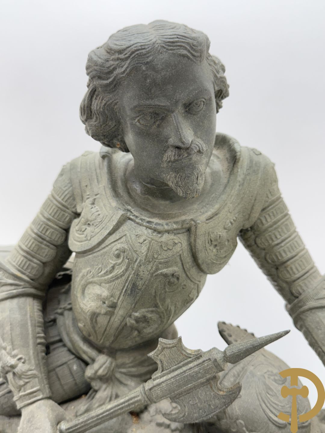 Zamak schouwstuk klok met ridder en Louis XVI motieven bezet