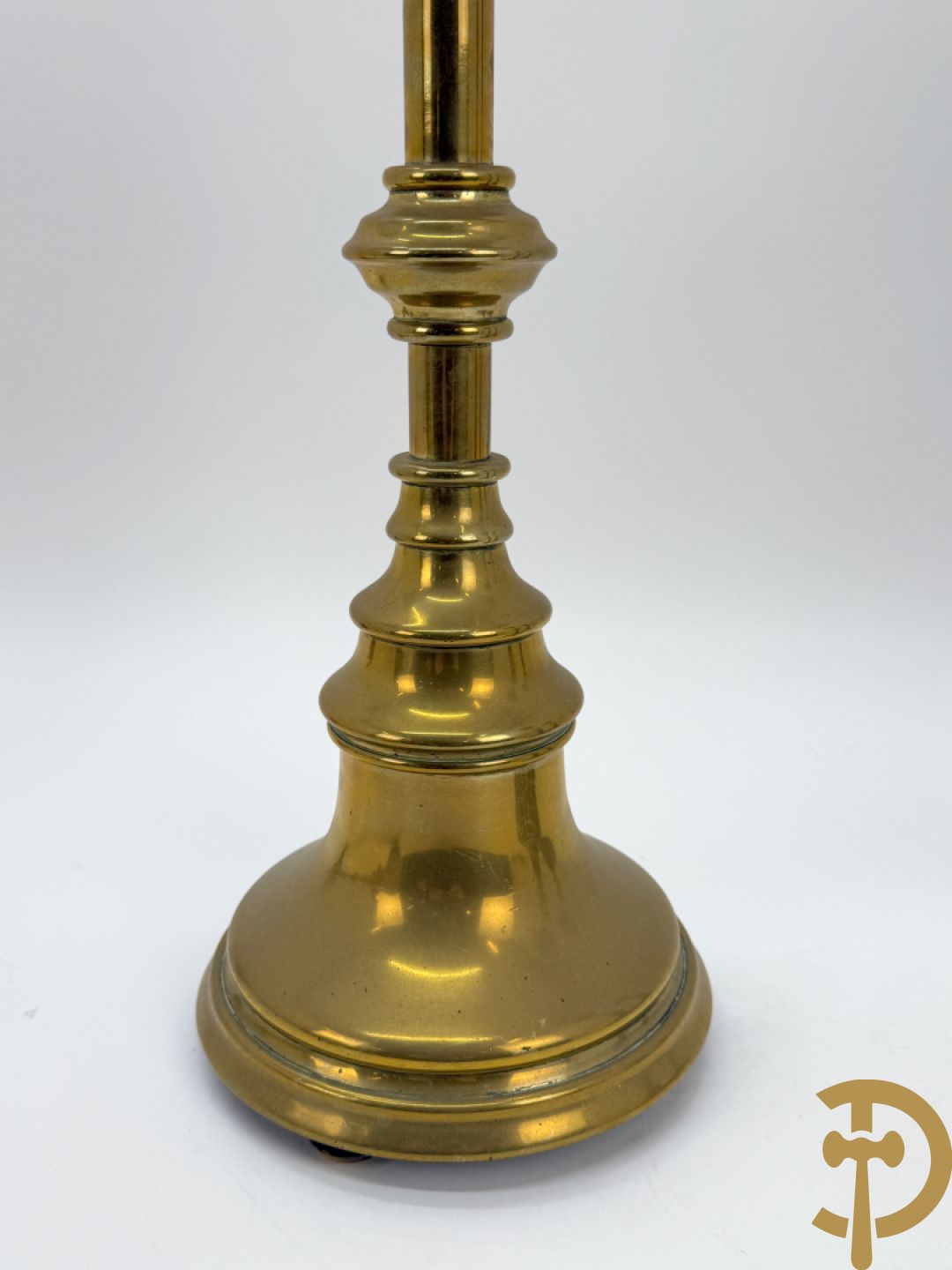 Paar antieke koperen kandelaars + paar metalen  zilverkleurige ballusterkandelaars