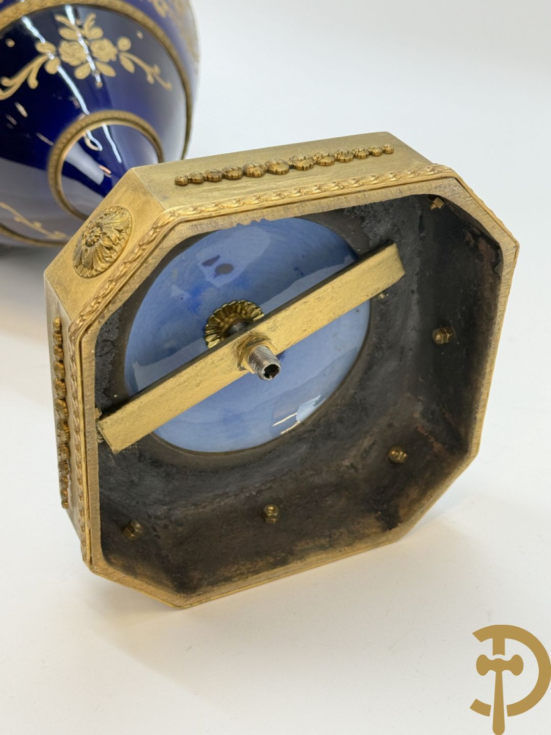 Paar Sèvres stijl vazen met bronzen oren en éénzijdig decor van cupido