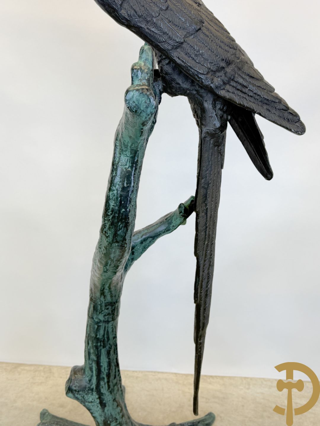 Metalen gepatineerde papegaai op boomstronk