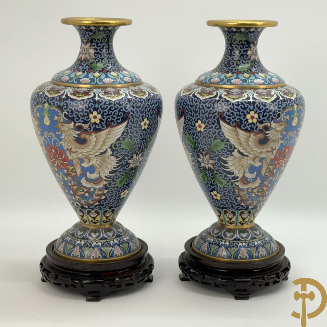 Paar cloisoné vazen met bloemen- en vogeldecor