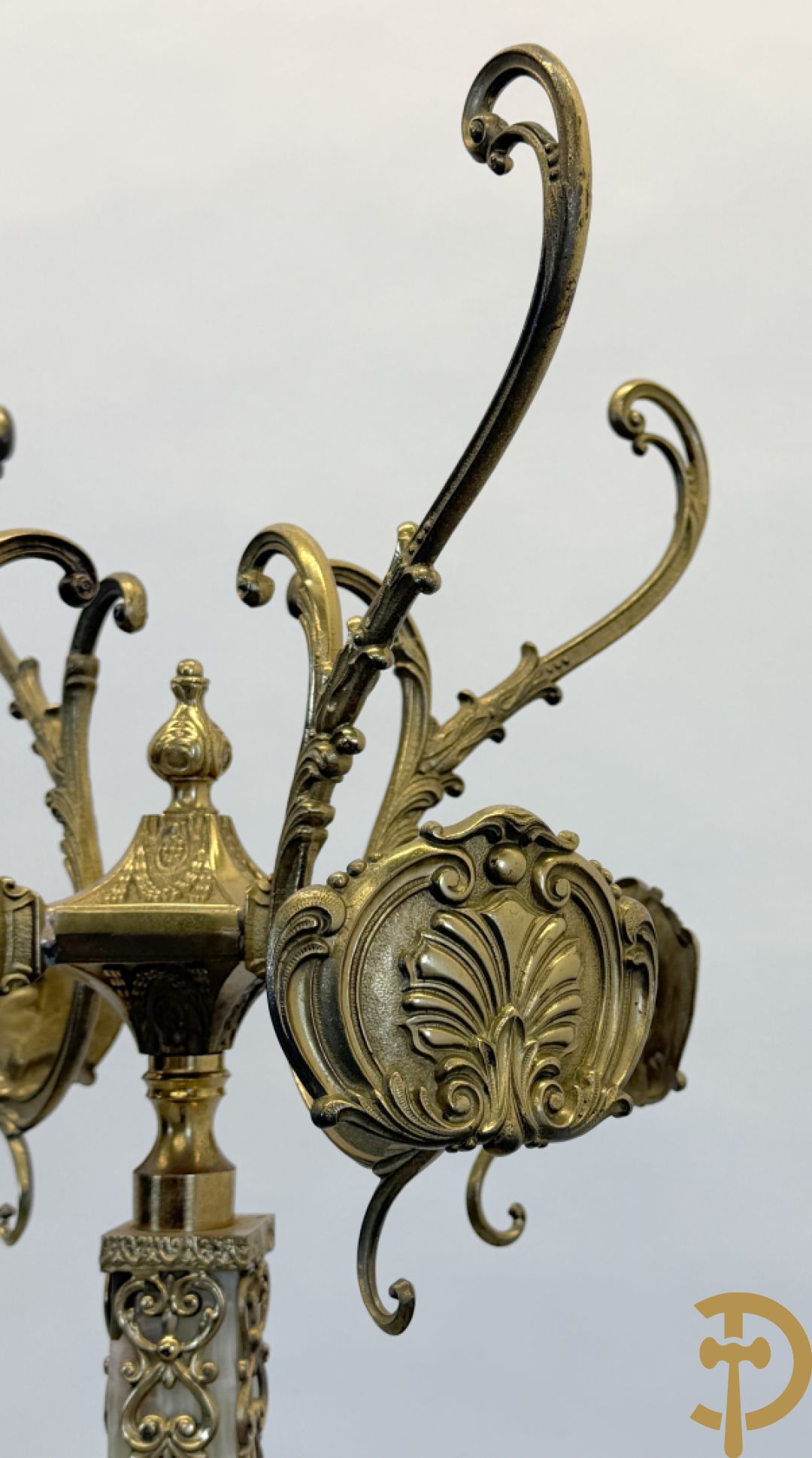Staande kapstok met onix en bronzen ornamenten