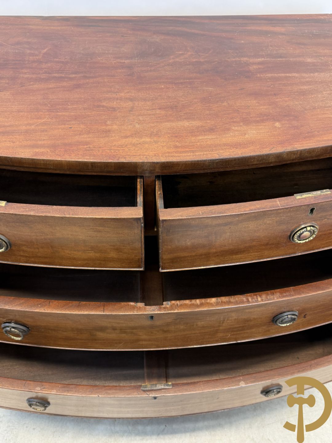 Engelse gebogen mahoniehouten vierladencommode